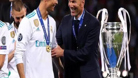 欧联杯半场速递：曼联与皇家社会战成1-1，德里赫特、祖贝迪亚错失良机，奥亚萨瓦尔、B费各入一球